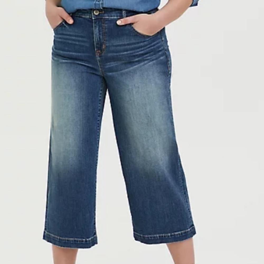 Crop high rise wide leg Jean with medium wash